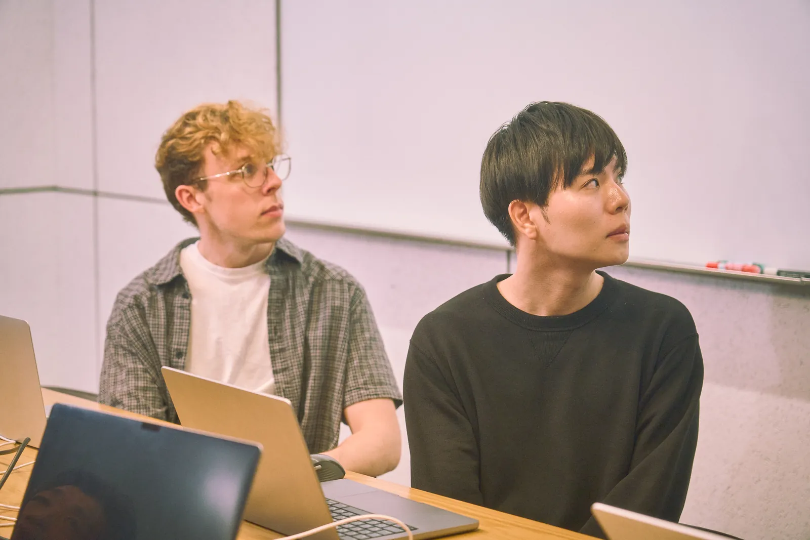 ノートPCを前に、講義を聞く受講者2人